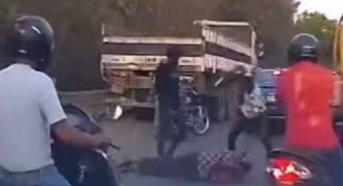 ഓഡിറ്ററെ ഗുണ്ടകളെ വിട്ട് മർദിച്ചു; സഹപ്രവർത്തകർ പിടിയിൽ, സംഭവം ബെംഗളൂരുവിൽ ഓഡിറ്ററെ ഗുണ്ടകളെ വിട്ട് മർദിച്ചു; സഹപ്രവർത്തകർ പിടിയിൽ, സംഭവം ബെംഗളൂരുവിൽ