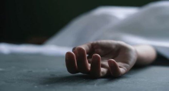 എറണാകുളത്ത് രണ്ടിടങ്ങളിലായി റെയില്വേ പാളത്തില് മൃതദേഹങ്ങള് കണ്ടെത്തി എറണാകുളത്ത് രണ്ടിടങ്ങളിലായി റെയില്വേ പാളത്തില് മൃതദേഹങ്ങള് കണ്ടെത്തി