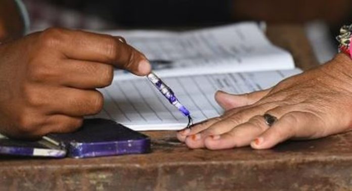 വോട്ടവകാശം വിനിയോഗിക്കാനാവാതെ പോളിംഗ് ഉദ്യോഗസ്ഥർ വോട്ടവകാശം വിനിയോഗിക്കാനാവാതെ പോളിംഗ് ഉദ്യോഗസ്ഥർ