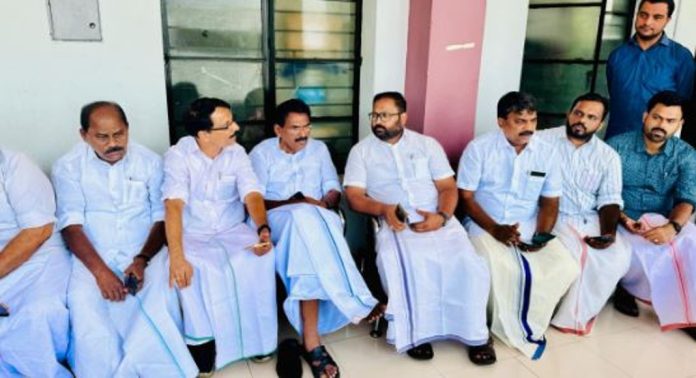തെരഞ്ഞെടുപ്പിൽ ഗുരുതര വീഴ്ച ; സ്ഥാനാർഥി ആൻ്റോ ആൻ്റണിയും യുഡിഎഫ് നേതാക്കളും പത്തനംതിട്ട കളക്ടറേറ്റിൽ കുത്തിയിരിപ്പ് സമരം നടത്തുന്നു തെരഞ്ഞെടുപ്പിൽ ഗുരുതര വീഴ്ച ; സ്ഥാനാർഥി ആൻ്റോ ആൻ്റണിയും യുഡിഎഫ് നേതാക്കളും പത്തനംതിട്ട കളക്ടറേറ്റിൽ കുത്തിയിരിപ്പ് സമരം നടത്തുന്നു