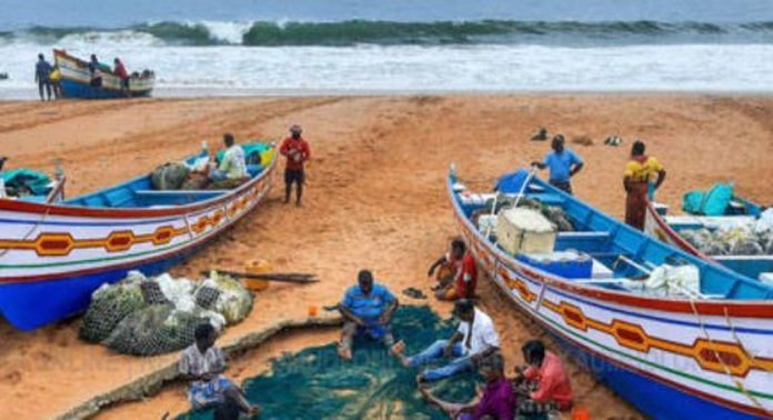 കുടിവെള്ള ക്ഷാമം അതിരൂക്ഷം ; കടുത്ത പ്രതിസന്ധിയിൽ തീരദേശ നിവാസികൾ കുടിവെള്ള ക്ഷാമം അതിരൂക്ഷം ; കടുത്ത പ്രതിസന്ധിയിൽ തീരദേശ നിവാസികൾ