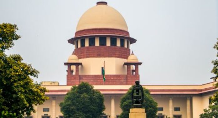കേരളത്തിന് വൻ തിരിച്ചടി ; അടിയന്തര കടമെടുക്കലിന് അനുമതി നല്കിയില്ല, ഹര്ജി ഭരണഘടനാ ബെഞ്ചിന് വിട്ടു കേരളത്തിന് വൻ തിരിച്ചടി ; അടിയന്തര കടമെടുക്കലിന് അനുമതി നല്കിയില്ല, ഹര്ജി ഭരണഘടനാ ബെഞ്ചിന് വിട്ടു