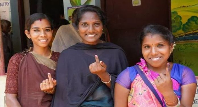 ആറ്റിങ്ങലിന് പിന്നാലെ ആലപ്പുഴയിലും പാലക്കാടും പോളിങ് 35% കടന്നു ആറ്റിങ്ങലിന് പിന്നാലെ ആലപ്പുഴയിലും പാലക്കാടും പോളിങ് 35% കടന്നു
