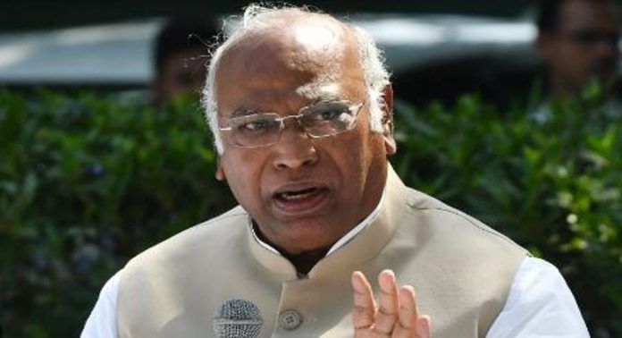 തൊഴിലില്ലായ്മ അതിരൂക്ഷം, മോദിയുടെ ഗ്യാരണ്ടി വെറും തട്ടിപ്പ് ; വിമർശനവുമായി മല്ലികാര്ജ്ജുൻ ഖര്ഗെ തൊഴിലില്ലായ്മ അതിരൂക്ഷം, മോദിയുടെ ഗ്യാരണ്ടി വെറും തട്ടിപ്പ് ; വിമർശനവുമായി മല്ലികാര്ജ്ജുൻ ഖര്ഗെ