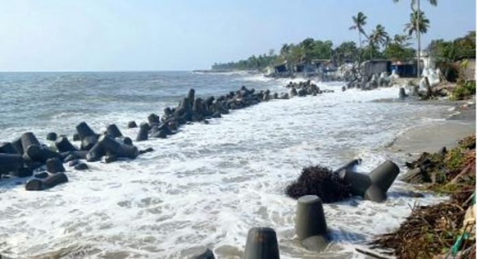 സംസ്ഥാനത്ത് ഇന്നും കടലാക്രമണത്തിന് സാധ്യത; മുന്നറിയിപ്പ് നൽകി അധികൃതർ സംസ്ഥാനത്ത് ഇന്നും കടലാക്രമണത്തിന് സാധ്യത; മുന്നറിയിപ്പ് നൽകി അധികൃതർ
