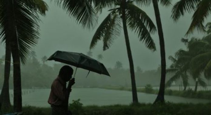 കൊടുംചൂടിന് ശമനമില്ല ; സംസ്ഥാനത്ത് ബുധൻ വരെ ഒറ്റപ്പെട്ട മഴയ്ക്ക് സാധ്യത കൊടുംചൂടിന് ശമനമില്ല ; സംസ്ഥാനത്ത് ബുധൻ വരെ ഒറ്റപ്പെട്ട മഴയ്ക്ക് സാധ്യത