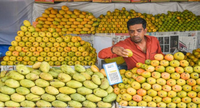 വേനല്ച്ചൂടിൽ ഇപ്പോൾ ഇവനാണ് ആശ്വാസം ; വഴിയോര മാമ്പഴ വിപണി ഉണർന്നു, വിൽപ്പന പൊടിപൊടിക്കുന്നു വേനല്ച്ചൂടിൽ ഇപ്പോൾ ഇവനാണ് ആശ്വാസം ; വഴിയോര മാമ്പഴ വിപണി ഉണർന്നു, വിൽപ്പന പൊടിപൊടിക്കുന്നു