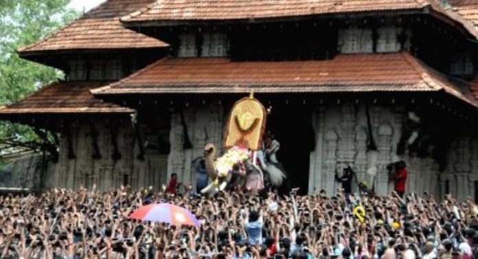 തൃശ്ശൂർപ്പൂരം ; വടക്കുന്നാഥന്റെ തെക്കേഗോപുരനട വലിയ ആരവങ്ങളോടെ തുറന്നിട്ടു തൃശ്ശൂർപ്പൂരം ; വടക്കുന്നാഥന്റെ തെക്കേഗോപുരനട വലിയ ആരവങ്ങളോടെ തുറന്നിട്ടു