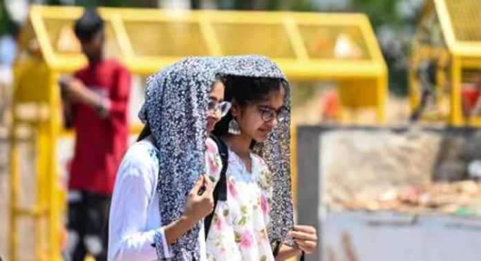 സംസ്ഥാനത്ത് ഇന്ന് പോളിംഗ് ചൂടിന് പിന്നാലെ വേനൽച്ചൂടും ശക്തമാകും ; അത്യുഷ്ണ മുന്നറിയിപ്പ് നൽകി അധികൃതർ സംസ്ഥാനത്ത് ഇന്ന് പോളിംഗ് ചൂടിന് പിന്നാലെ വേനൽച്ചൂടും ശക്തമാകും ; അത്യുഷ്ണ മുന്നറിയിപ്പ് നൽകി അധികൃതർ