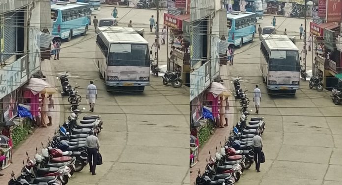 അനധികൃത പാർക്കിങ് കുരുക്കഴിയാതെ ഇട്ടിയപ്പാറയും പരിസരവും അനധികൃത പാർക്കിങ് കുരുക്കഴിയാതെ ഇട്ടിയപ്പാറയും പരിസരവും