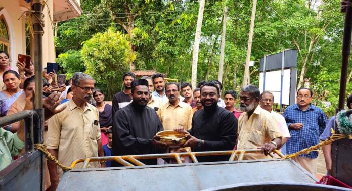 മെഴുവേലി കത്തോലിക്കാ പള്ളിയിലെ ചെമ്പെടുപ്പു പ്രദക്ഷിണത്തിന് യാക്കോബായ ദേവാലയത്തിൽ നിന്നും തുടക്കം മെഴുവേലി കത്തോലിക്കാ പള്ളിയിലെ ചെമ്പെടുപ്പു പ്രദക്ഷിണത്തിന് യാക്കോബായ ദേവാലയത്തിൽ നിന്നും തുടക്കം
