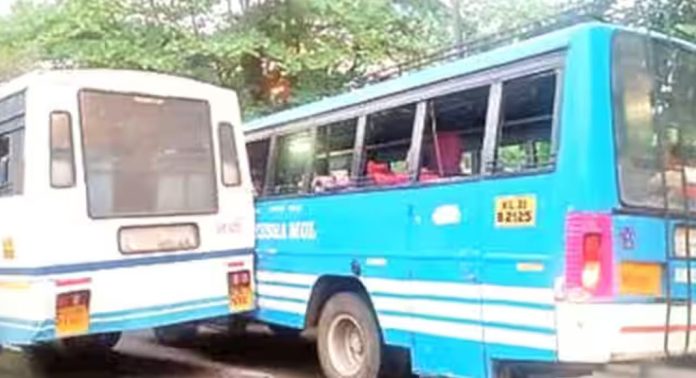 മത്സര ഓട്ടത്തിനിടെ സ്വകാര്യ ബസും കെഎസ്ആർടിസി ബസും കൂട്ടിമുട്ടി മത്സര ഓട്ടത്തിനിടെ സ്വകാര്യ ബസും കെഎസ്ആർടിസി ബസും കൂട്ടിമുട്ടി