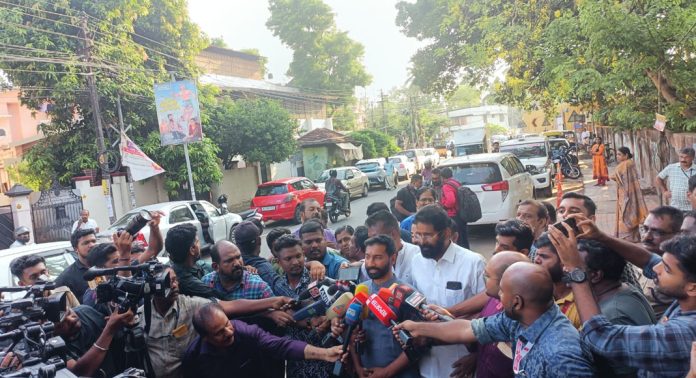 പത്തനംതിട്ട പാർലമെന്റ് മണ്ഡലം എൻ ഡി എ സ്ഥാനാർഥി അനിൽ കെ ആന്റണി വോട്ട് രേഖപ്പെടുത്തി പത്തനംതിട്ട പാർലമെന്റ് മണ്ഡലം എൻ ഡി എ സ്ഥാനാർഥി അനിൽ കെ ആന്റണി വോട്ട് രേഖപ്പെടുത്തി