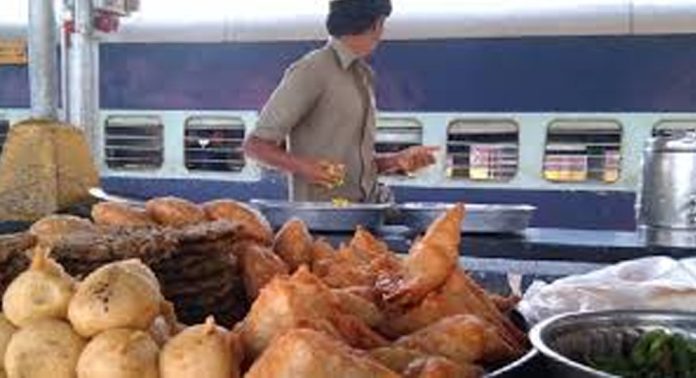 വേനൽ കാലത്ത് യാത്രക്കാർക്ക് വില കുറഞ്ഞ ഭക്ഷണം നൽകാൻ ഇന്ത്യൻ റെയിൽവേ വേനൽ കാലത്ത് യാത്രക്കാർക്ക് വില കുറഞ്ഞ ഭക്ഷണം നൽകാൻ ഇന്ത്യൻ റെയിൽവേ