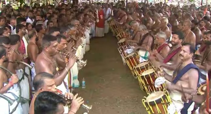 ഇലഞ്ഞിത്തറയിൽ താളമേള വിസ്മയവുമായി അനിയൻ മാരാരും സംഘവും ഇലഞ്ഞിത്തറയിൽ താളമേള വിസ്മയവുമായി അനിയൻ മാരാരും സംഘവും