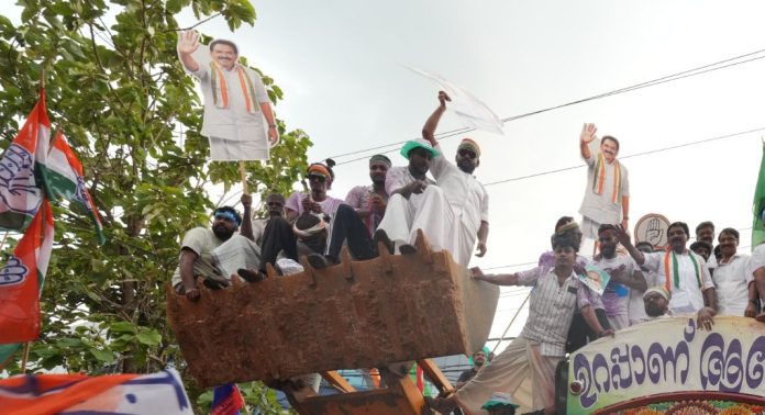 ആന്റോ ആന്റണിയുടെ വിജയം സുനിശ്ചിതമെന്ന് തെളിയിച്ച് പര്യടനം അബാൻ ജംഗ്ഷനിൽ കൊട്ടിക്കലാശത്തോടെ സമാപിച്ചു ആന്റോ ആന്റണിയുടെ വിജയം സുനിശ്ചിതമെന്ന് തെളിയിച്ച് പര്യടനം അബാൻ ജംഗ്ഷനിൽ കൊട്ടിക്കലാശത്തോടെ സമാപിച്ചു