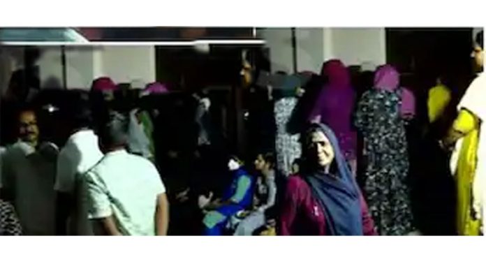 രാത്രി 10 മണിക്കും തീരാതെ പോളിങ് ; വടകര മണ്ഡലത്തിലെ ബൂത്തുകളിൽ നിരവധി പേർ ക്യൂവിൽ, ഗുരുതര വീഴ്ചയെന്ന് യുഡിഎഫ് രാത്രി 10 മണിക്കും തീരാതെ പോളിങ് ; വടകര മണ്ഡലത്തിലെ ബൂത്തുകളിൽ നിരവധി പേർ ക്യൂവിൽ, ഗുരുതര വീഴ്ചയെന്ന് യുഡിഎഫ്