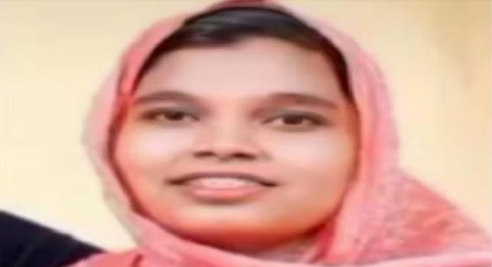 കാർ സ്കൂട്ടറിൽ തട്ടി ; സ്വകാര്യബസിനടിയിൽപെട്ട് സ്കൂട്ടർ യാത്രക്കാരി മരിച്ചു കാർ സ്കൂട്ടറിൽ തട്ടി ; സ്വകാര്യബസിനടിയിൽപെട്ട് സ്കൂട്ടർ യാത്രക്കാരി മരിച്ചു