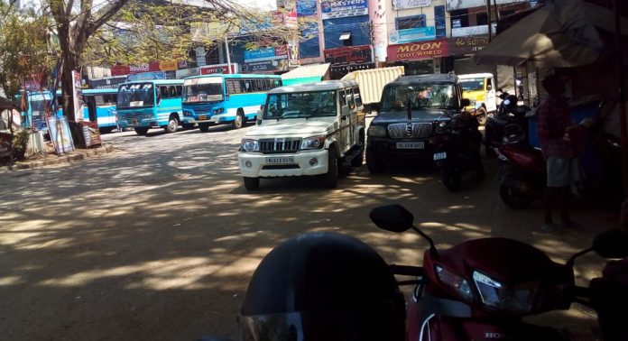 ഇട്ടിയപ്പാറയിലും പരിസരത്തും അനധികൃത പാർക്കിങ് ഇട്ടിയപ്പാറയിലും പരിസരത്തും അനധികൃത പാർക്കിങ്