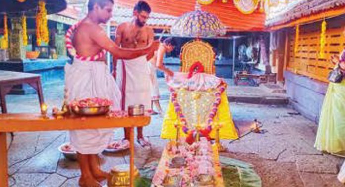 കലഞ്ഞൂർ മഹാദേവർ ക്ഷേത്രത്തിൽ ഉത്സവബലി ചടങ്ങ് ആരംഭിച്ചു കലഞ്ഞൂർ മഹാദേവർ ക്ഷേത്രത്തിൽ ഉത്സവബലി ചടങ്ങ് ആരംഭിച്ചു
