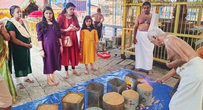 കലഞ്ഞൂർ മഹാദേവർക്ഷേത്രത്തില് പറയിടുന്നതിന് ഭക്തരുടെ തിരക്ക് കലഞ്ഞൂർ മഹാദേവർക്ഷേത്രത്തില് പറയിടുന്നതിന് ഭക്തരുടെ തിരക്ക്