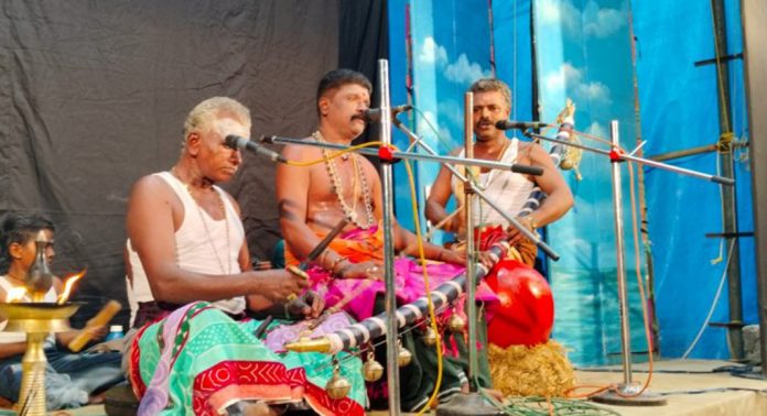 കല്ലേലി കാവിൽ വിൽപ്പാട്ട് അവതരിപ്പിച്ചു കല്ലേലി കാവിൽ വിൽപ്പാട്ട് അവതരിപ്പിച്ചു
