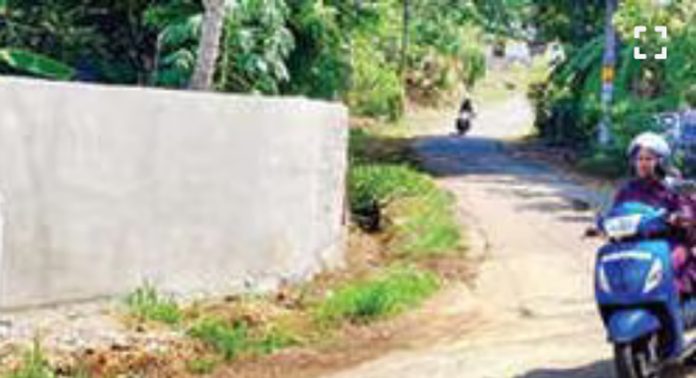 കവിയൂർ – നടയ്ക്കൽ പാതയിൽ വളവിലെ മതിൽക്കെട്ട് കെണിയാകുന്നു കവിയൂർ – നടയ്ക്കൽ പാതയിൽ വളവിലെ മതിൽക്കെട്ട് കെണിയാകുന്നു