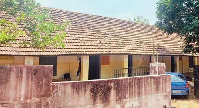 ഏഴംകുളം പഞ്ചായത്തിലെ കിഴക്കുപുറം സ്കൂളിലെ രണ്ടാംഘട്ട പണി നടക്കുന്നില്ല ഏഴംകുളം പഞ്ചായത്തിലെ കിഴക്കുപുറം സ്കൂളിലെ രണ്ടാംഘട്ട പണി നടക്കുന്നില്ല