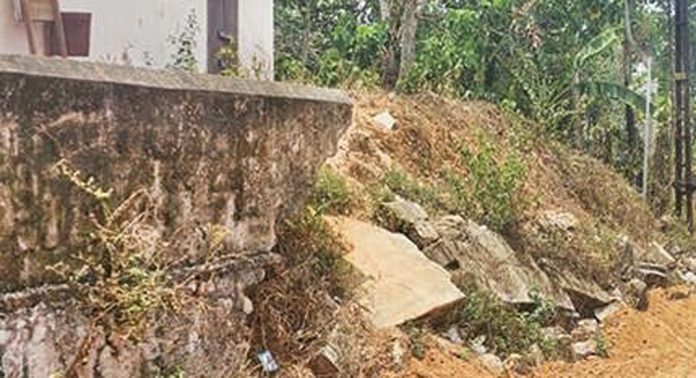 കിഴക്കുപുറം സർക്കാർ ഹയർ സെക്കൻഡറി വിദ്യാലയത്തിന്റെ മതില് പൊളിഞ്ഞിട്ട് ഒരുവർഷം ; കുലുക്കമില്ലാതെ അധികാരികള് കിഴക്കുപുറം സർക്കാർ ഹയർ സെക്കൻഡറി വിദ്യാലയത്തിന്റെ മതില് പൊളിഞ്ഞിട്ട് ഒരുവർഷം ; കുലുക്കമില്ലാതെ അധികാരികള്