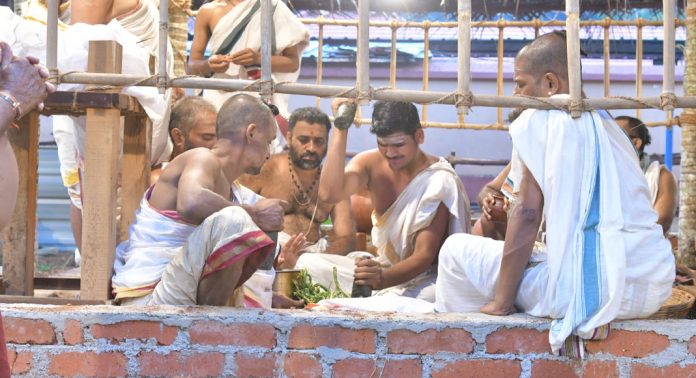 ഇളകൊള്ളൂർ അതിരാത്രം ; പ്രാത സവനവും മാധ്യന്ദിന സവനവും ഇന്ന് പൂർത്തിയായി ഇളകൊള്ളൂർ അതിരാത്രം ; പ്രാത സവനവും മാധ്യന്ദിന സവനവും ഇന്ന് പൂർത്തിയായി