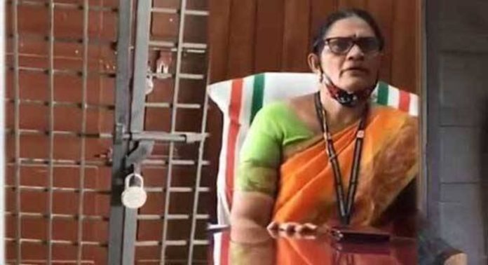 എസ്എഫ്ഐയ്ക്കും സർക്കാരിനും കനത്ത തിരിച്ചടി ; കാസർഗോഡ് കോളേജ് പ്രിൻസിപ്പലിനെതിരായ നടപടി റദ്ദാക്കി ഹൈക്കോടതി എസ്എഫ്ഐയ്ക്കും സർക്കാരിനും കനത്ത തിരിച്ചടി ; കാസർഗോഡ് കോളേജ് പ്രിൻസിപ്പലിനെതിരായ നടപടി റദ്ദാക്കി ഹൈക്കോടതി
