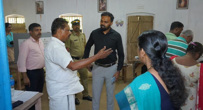 പോളിംഗ് ബൂത്ത് ജില്ല കളക്ടര് സന്ദര്ശിച്ചു പോളിംഗ് ബൂത്ത് ജില്ല കളക്ടര് സന്ദര്ശിച്ചു