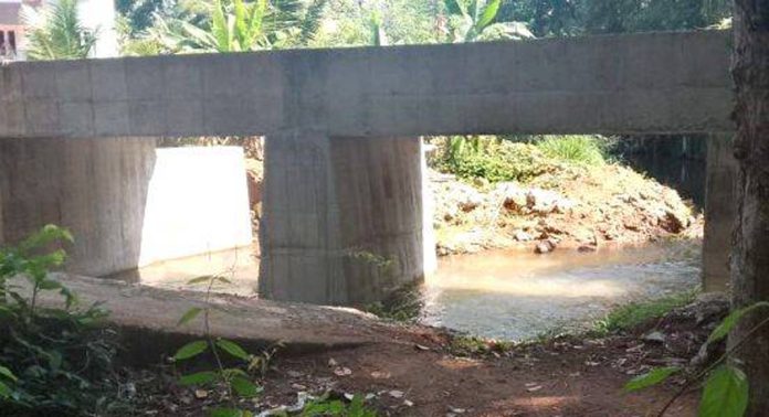 ഇലവുങ്കൽ അർത്തിനാൽ പടി റോഡിലെ പാലം പണി മുടങ്ങി ; യാത്രാ ദുരിതത്തില് നാട്ടുകാര് ഇലവുങ്കൽ അർത്തിനാൽ പടി റോഡിലെ പാലം പണി മുടങ്ങി ; യാത്രാ ദുരിതത്തില് നാട്ടുകാര്
