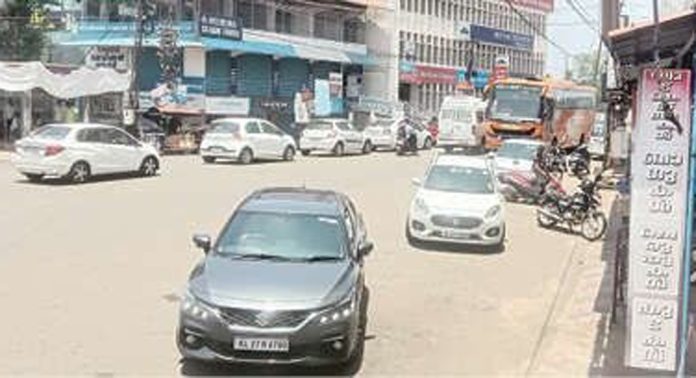 മുന്നറിയിപ്പില്ലാതെ വാഹനം തടയല് ; കോഴഞ്ചേരിയിൽ കുരുങ്ങുന്നത് നൂറുകണക്കിന് വാഹനങ്ങൾ മുന്നറിയിപ്പില്ലാതെ വാഹനം തടയല് ; കോഴഞ്ചേരിയിൽ കുരുങ്ങുന്നത് നൂറുകണക്കിന് വാഹനങ്ങൾ