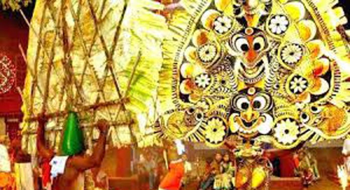 തപ്പ് താളത്തിനൊപ്പം കോലങ്ങള് ; ആര്ത്തുവിളിച്ച് കടമ്മനിട്ടക്കാര് തപ്പ് താളത്തിനൊപ്പം കോലങ്ങള് ; ആര്ത്തുവിളിച്ച് കടമ്മനിട്ടക്കാര്