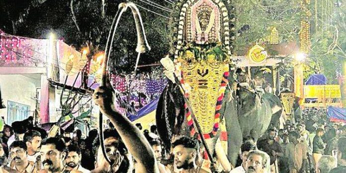 ഭക്തരെ ആവേശത്തിന്റെ കൊടുമുടിയിലെത്തിച്ച് കൊടുമൺ പൂരം ഭക്തരെ ആവേശത്തിന്റെ കൊടുമുടിയിലെത്തിച്ച് കൊടുമൺ പൂരം
