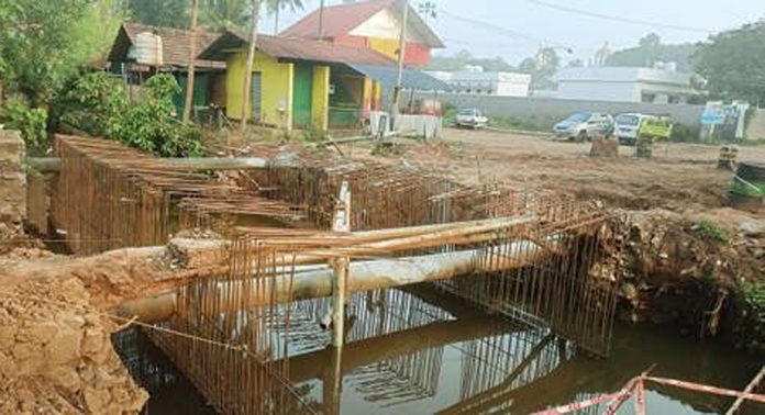 ഏഴംകുളം – കൈപ്പട്ടൂർ റോഡിൽ പാലംപണി തുടങ്ങി ഏഴംകുളം – കൈപ്പട്ടൂർ റോഡിൽ പാലംപണി തുടങ്ങി