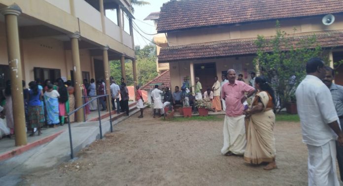 വോട്ടിംഗ് മെഷീൻ പണിമുടക്കി ; അങ്ങാടിക്കൽ തെക്ക് എസ് എൻ വി എച്ച് എസ് 63-ാം നമ്പർ ബൂത്തിൽ വന് തിരക്ക് വോട്ടിംഗ് മെഷീൻ പണിമുടക്കി ; അങ്ങാടിക്കൽ തെക്ക് എസ് എൻ വി എച്ച് എസ് 63-ാം നമ്പർ ബൂത്തിൽ വന് തിരക്ക്