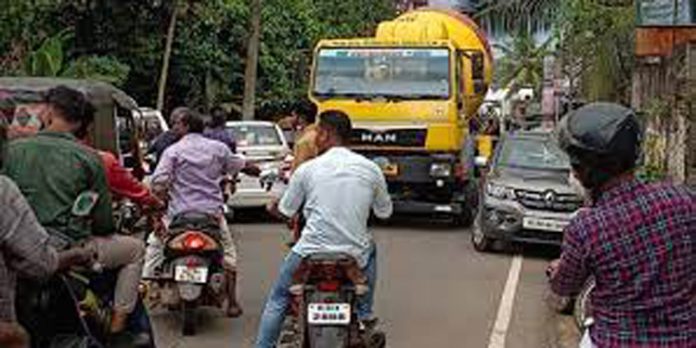 കോന്നി ടൗണില് ഗതാഗത പരിഷ്കാരങ്ങൾ നടപ്പിലാവുന്നില്ലെന്ന് പരാതി കോന്നി ടൗണില് ഗതാഗത പരിഷ്കാരങ്ങൾ നടപ്പിലാവുന്നില്ലെന്ന് പരാതി