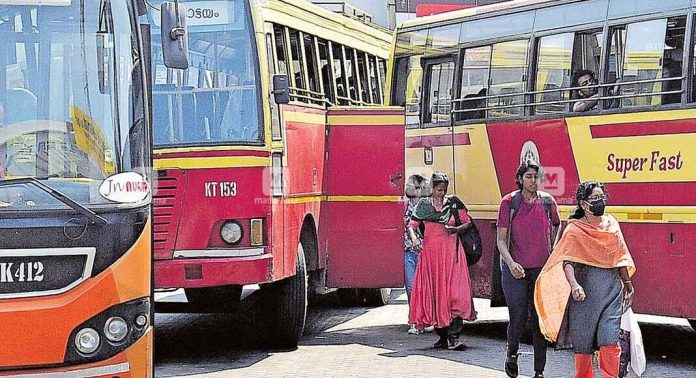അപകടങ്ങള് വര്ധിക്കുന്ന സാഹചര്യത്തിൽ കെഎസ്ആര്ടിസി ഡ്രൈവര്മാര്ക്കും കണ്ടക്ടര്മാര്ക്കും പ്രത്യേക പരിശീലനം നല്കും അപകടങ്ങള് വര്ധിക്കുന്ന സാഹചര്യത്തിൽ കെഎസ്ആര്ടിസി ഡ്രൈവര്മാര്ക്കും കണ്ടക്ടര്മാര്ക്കും പ്രത്യേക പരിശീലനം നല്കും