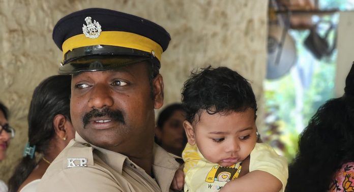 കോഴഞ്ചേരി പോളിംഗ് ബൂത്തിൽ കൈ കുഞ്ഞുമായി വോട്ടു ചെയ്യാനെത്തിയ അമ്മയ്ക്ക് സഹായവുമായി പോലീസ് ഉദ്യോഗസ്ഥന് കോഴഞ്ചേരി പോളിംഗ് ബൂത്തിൽ കൈ കുഞ്ഞുമായി വോട്ടു ചെയ്യാനെത്തിയ അമ്മയ്ക്ക് സഹായവുമായി പോലീസ് ഉദ്യോഗസ്ഥന്