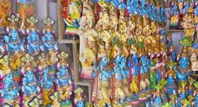 വിഷുവിന് ദിവസങ്ങള് മാത്രം ; കണിയൊരുക്കാനുള്ള കൃഷ്ണ പ്രതിമകള് വില്പനക്കായി വീഥികളിൽ നിറഞ്ഞു വിഷുവിന് ദിവസങ്ങള് മാത്രം ; കണിയൊരുക്കാനുള്ള കൃഷ്ണ പ്രതിമകള് വില്പനക്കായി വീഥികളിൽ നിറഞ്ഞു