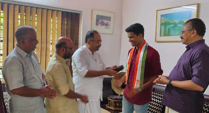 സിവിൽ സർവീസ് പരീക്ഷയിൽ 225ആം റാങ്ക് നേടിയ നെവിൻ കുരുവിള തോമസിനെ കേരള കോൺഗ്രസ് കുന്നന്താനം മണ്ഡലം കമ്മിറ്റി അഭിനന്ദിച്ചു സിവിൽ സർവീസ് പരീക്ഷയിൽ 225ആം റാങ്ക് നേടിയ നെവിൻ കുരുവിള തോമസിനെ കേരള കോൺഗ്രസ് കുന്നന്താനം മണ്ഡലം കമ്മിറ്റി അഭിനന്ദിച്ചു