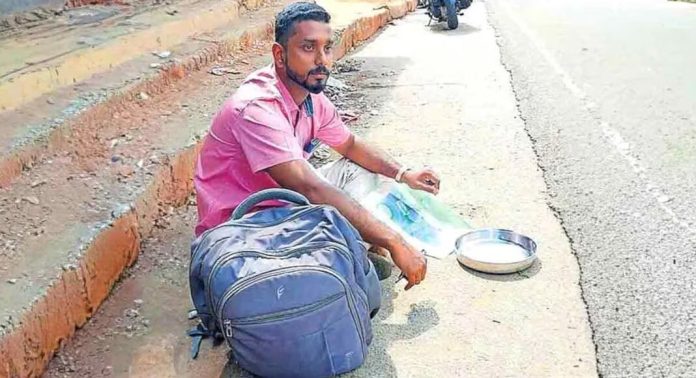 പോസ്റ്റ് ഓഫിസിന്റെ ഗുരുതര വീഴ്ച ; ജോലി നഷ്ടപ്പെട്ട യുവാവ് ‘ ഭിക്ഷ യാചിച്ച്’ സമരംചെയ്തു പോസ്റ്റ് ഓഫിസിന്റെ ഗുരുതര വീഴ്ച ; ജോലി നഷ്ടപ്പെട്ട യുവാവ് ‘ ഭിക്ഷ യാചിച്ച്’ സമരംചെയ്തു