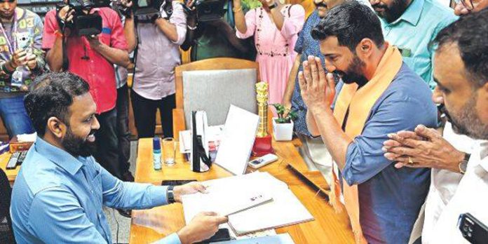 ലോക്സഭാ തെരഞ്ഞെടുപ്പിൽ മത്സരിക്കുന്ന സ്ഥാനാർത്ഥികൾക്ക് പത്രിക സമർപ്പിക്കാനുള്ള സമയം ഇന്ന് അവസാനിക്കും ലോക്സഭാ തെരഞ്ഞെടുപ്പിൽ മത്സരിക്കുന്ന സ്ഥാനാർത്ഥികൾക്ക് പത്രിക സമർപ്പിക്കാനുള്ള സമയം ഇന്ന് അവസാനിക്കും