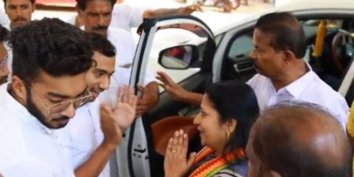 കുറ്റിപ്പുറം കെഎംസിറ്റി ലോ കോളേജിൽ എൻഡിഎ സ്ഥാനാർത്ഥി നിവേദിത സുബ്രഹ്മണ്യനെ ഒരു വിഭാഗം വിദ്യാർത്ഥികൾ തടഞ്ഞു കുറ്റിപ്പുറം കെഎംസിറ്റി ലോ കോളേജിൽ എൻഡിഎ സ്ഥാനാർത്ഥി നിവേദിത സുബ്രഹ്മണ്യനെ ഒരു വിഭാഗം വിദ്യാർത്ഥികൾ തടഞ്ഞു