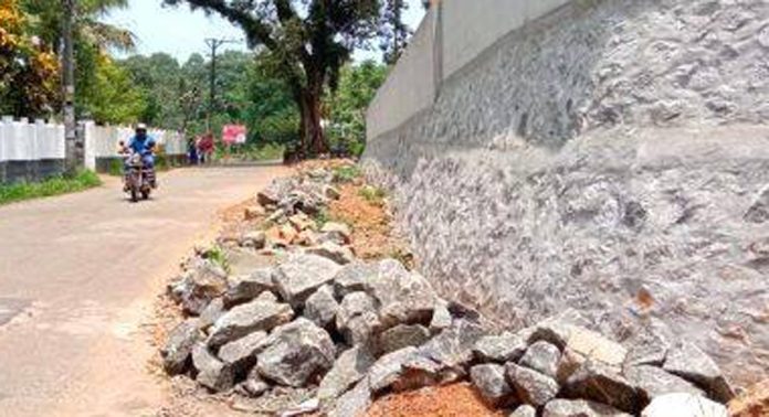 എഴുമറ്റൂർ ഗവ.ഹയർസെക്കൻഡറി സ്കൂളിലെ പ്രവേശന കവാടത്തിന്റെ പുനർനിർമ്മാണത്തിനായി ഇറക്കിയ കരിങ്കല്ലുകൾ യാത്രക്കാര്ക്ക് ബുദ്ധിമുട്ടുണ്ടാക്കുന്നു എഴുമറ്റൂർ ഗവ.ഹയർസെക്കൻഡറി സ്കൂളിലെ പ്രവേശന കവാടത്തിന്റെ പുനർനിർമ്മാണത്തിനായി ഇറക്കിയ കരിങ്കല്ലുകൾ യാത്രക്കാര്ക്ക് ബുദ്ധിമുട്ടുണ്ടാക്കുന്നു