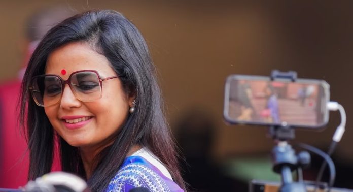 മഹുവ മൊയ്ത്രക്കെതിരെ വിമാനത്തിൽ അധിക്ഷേപം മഹുവ മൊയ്ത്രക്കെതിരെ വിമാനത്തിൽ അധിക്ഷേപം