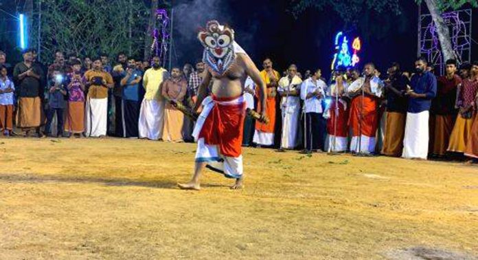 എഴുമറ്റൂർ പനമറ്റത്തുകാവ് ശ്രീ ഭദ്രകാളി ദേവീക്ഷേത്രത്തിലെ വിഷുപടയണിയുടെ നാലാം ദിവസം അഞ്ചു കോലങ്ങൾ കളത്തിലാടി എഴുമറ്റൂർ പനമറ്റത്തുകാവ് ശ്രീ ഭദ്രകാളി ദേവീക്ഷേത്രത്തിലെ വിഷുപടയണിയുടെ നാലാം ദിവസം അഞ്ചു കോലങ്ങൾ കളത്തിലാടി