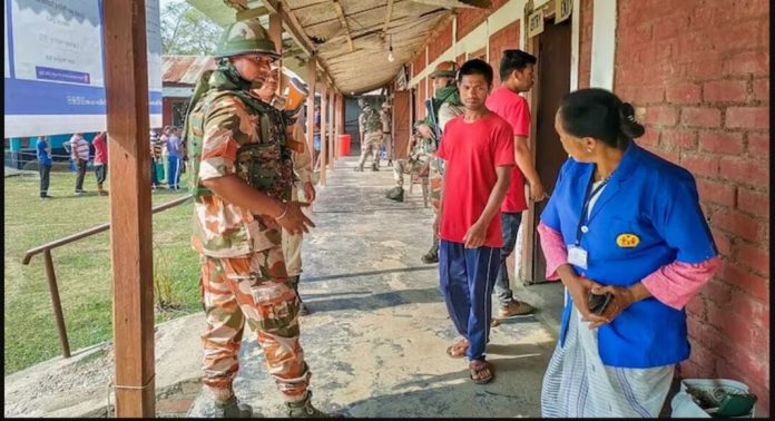 രണ്ടാംഘട്ടവും സംഘർഷം വ്യാപകം ; കനത്ത സുരക്ഷയിൽ മണിപ്പൂരിലെ ആറ് ബൂത്തുകളിൽ ഇന്ന് റീപോളിങ് രണ്ടാംഘട്ടവും സംഘർഷം വ്യാപകം ; കനത്ത സുരക്ഷയിൽ മണിപ്പൂരിലെ ആറ് ബൂത്തുകളിൽ ഇന്ന് റീപോളിങ്